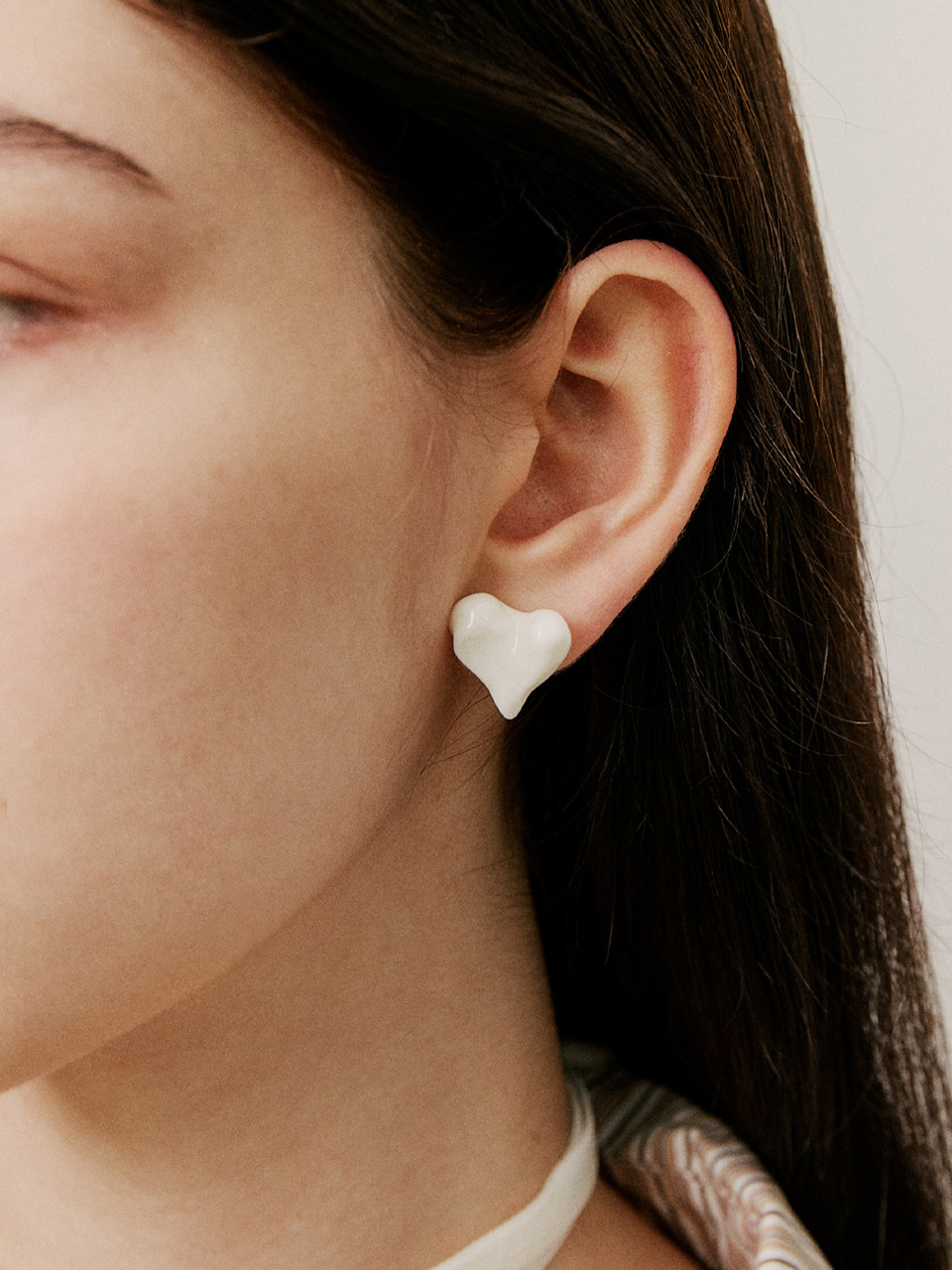 [르세라핌 홍은채 착용] acrylic crushed heart post earring
